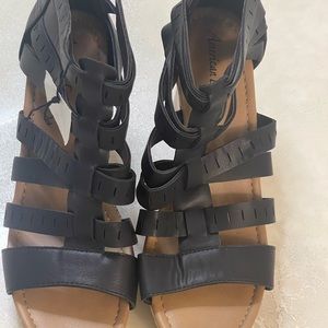 American Eagle Wedge Sandal Size 10 Cris Cross Design Comfortable Walking Shoe.